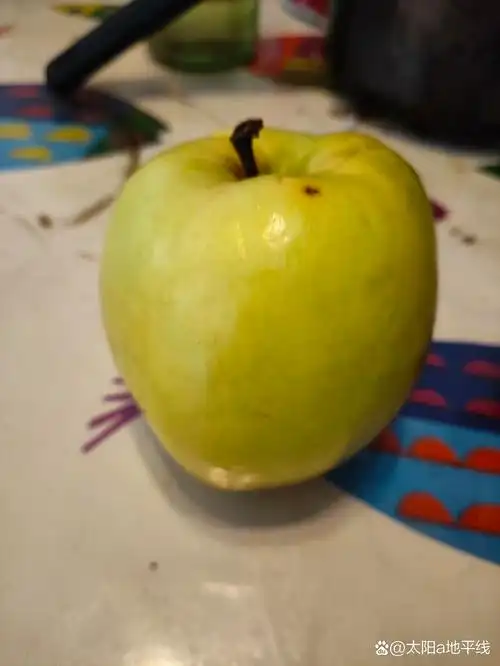 好好的青苹果,切开这个样子! 皮好好的,里层的肉尝一下还挺好!