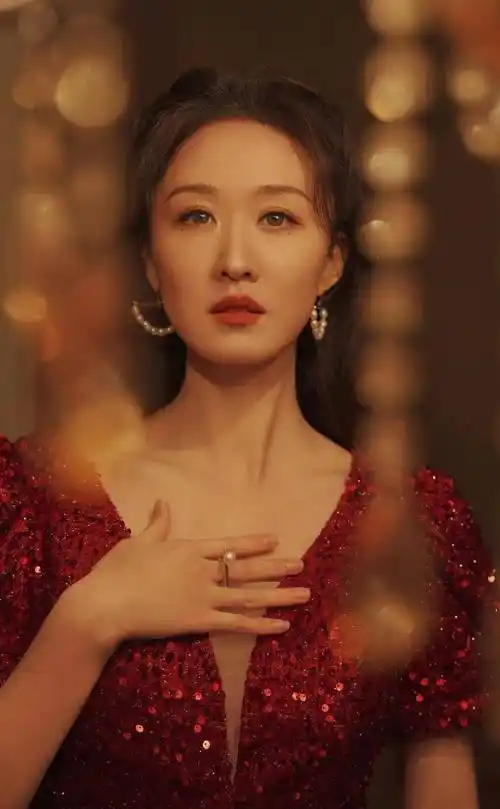 张雯古典美写真_卷发_一身_时尚