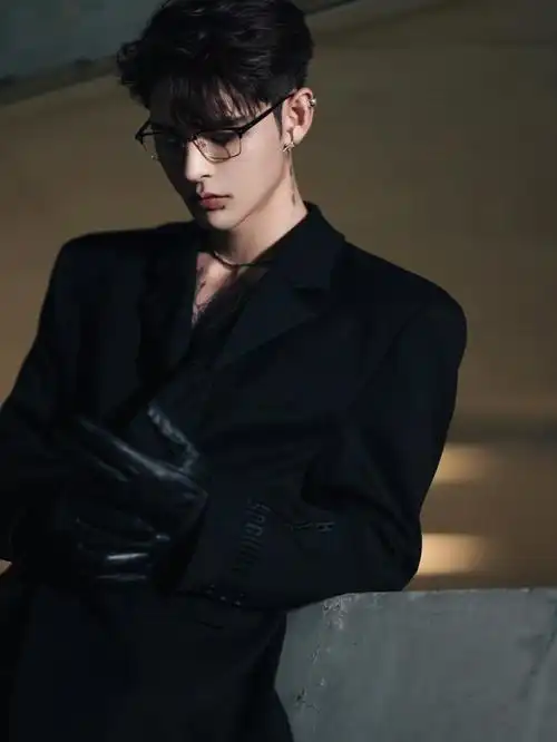 166个霸道总裁大剧院拍男生写真08