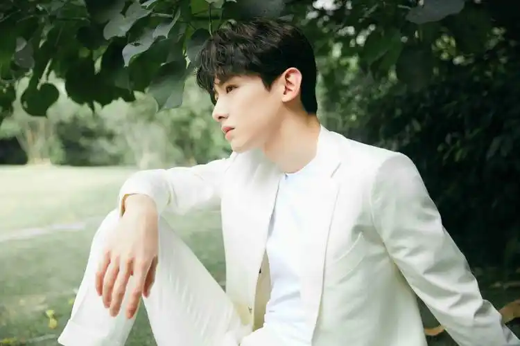 白敬亭纯白西装时尚帅气写真