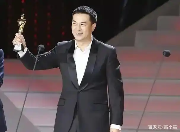 到了2009年,张嘉译终于等来了一个机会,靠着《蜗居》中"宋思明"一角