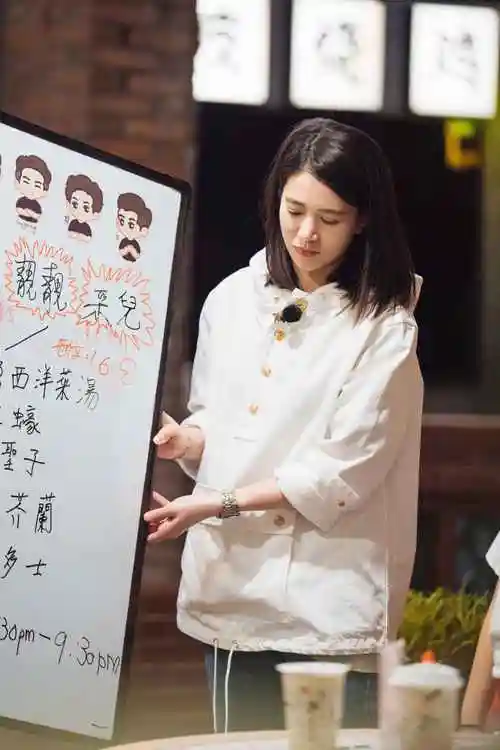 袁咏仪应采儿入股大湾仔的夜陈小春张智霖送歌两只老虎