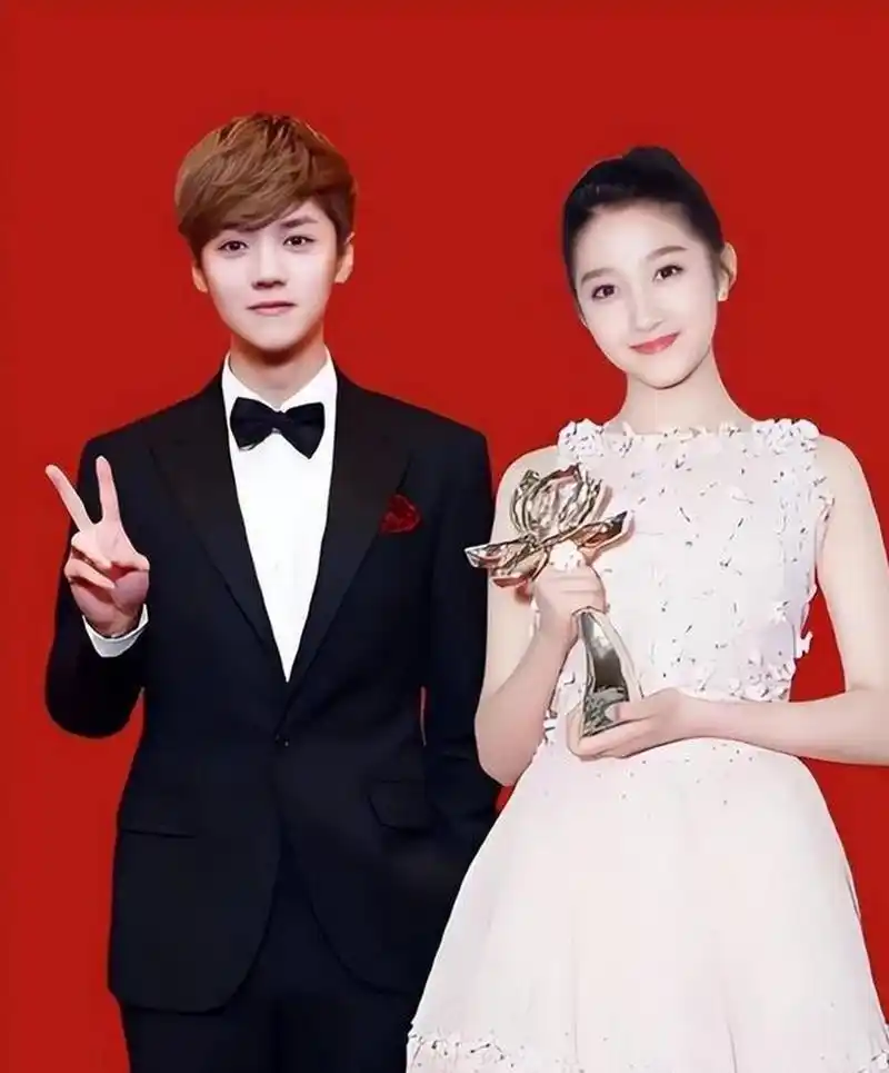 据说关晓彤与鹿晗的初次相识是在2016年鹿晗的生日会上,当时的《vogue