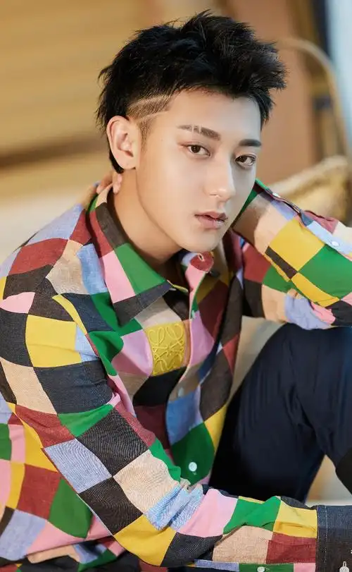 黄子韬彩色衬衫亮相帅气有范笑称满意新剧表现