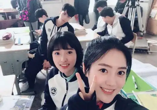 偶像失德邓超元抛下女伴撒腿就跑李汶翰与女友暗戳戳秀恩爱