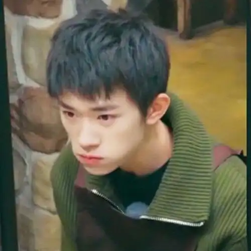 18岁的易烊千玺真帅气 真可爱 那会才剃完寸头几个月后的发型 好帅