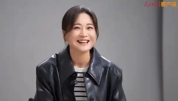 贾玲暴瘦100斤后近照曝光颜值逆天引网友热议为何笑不出来