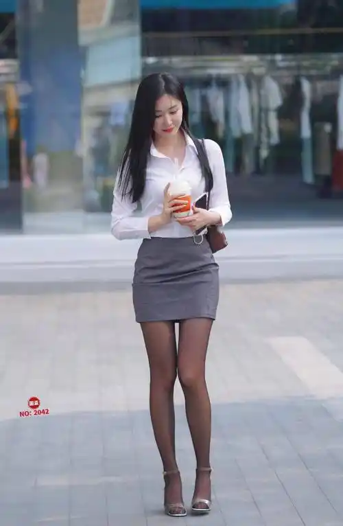 女性白衬衫职业装,展现出专业与优雅并存的迷人魅力_时尚_形象_商务