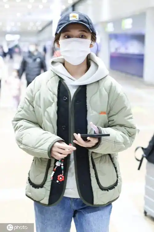张佳宁现身机场浅绿色棉袄搭配牛仔裤运动时尚