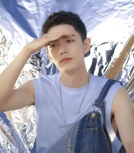 肖战生日写真,短发依然满满少年感.祝你生日快乐,平安顺遂