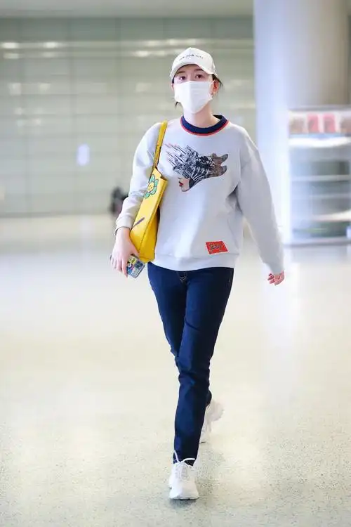 44岁的李小冉获5亿围观这身材是冷冻过的吧