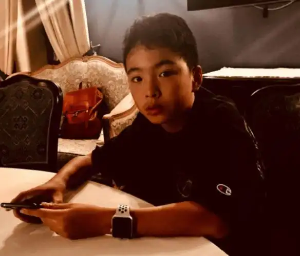 王中磊14岁儿子近照曝光,男大十八变,侧面澄清王文也整容传闻_手机