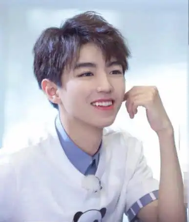 王俊凯为啥一直喜欢留三七分掀开头发的一瞬间网友已入坑