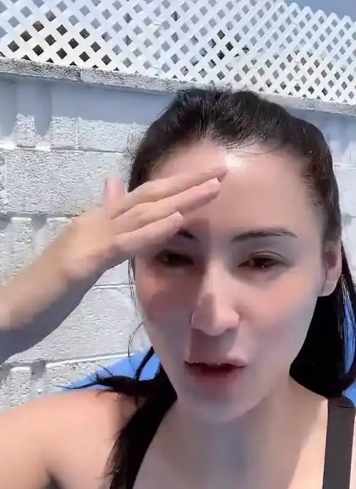 原创张柏芝分享居家生活扎丸子头素颜出镜与儿子互动画面温馨