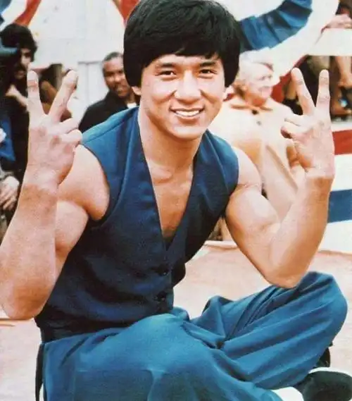 成龙年轻时很帅(帅小伙17岁出道曾比成龙红)(18)
