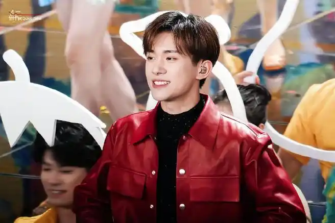 易烊千玺央视牌微笑好甜好可爱    #易烊千玺龙年新春祝福##易烊千玺