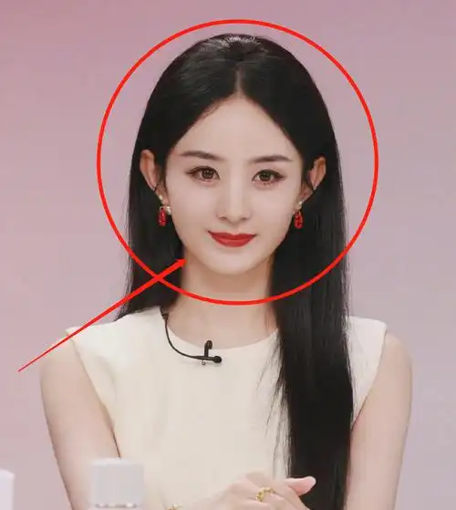 赵丽颖现身直播,没了十级精修后,脖子和脸蛋的肤色差我却看愣了