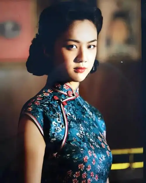 如今翻出这些剧照,汤唯依旧称得上惊艳时光的旗袍美人