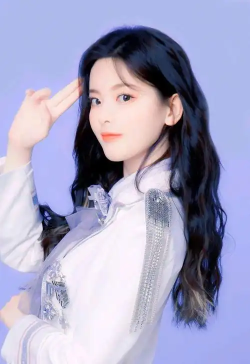 杨超越早年"打工照"曝出,无美颜状态下的她,一脸的青涩单纯