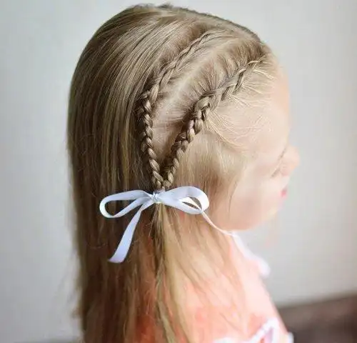 小女孩偏分双编 公主头发型
