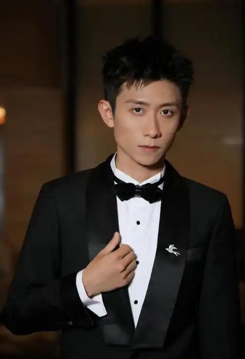 2米13的易建联和1米76的张一山站在一起才彻底明白身高的重要