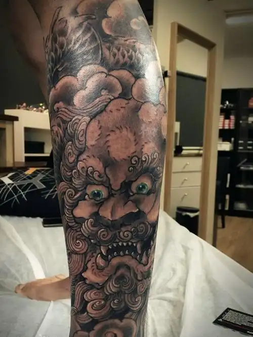 包小腿老传统黑灰唐狮纹身图案