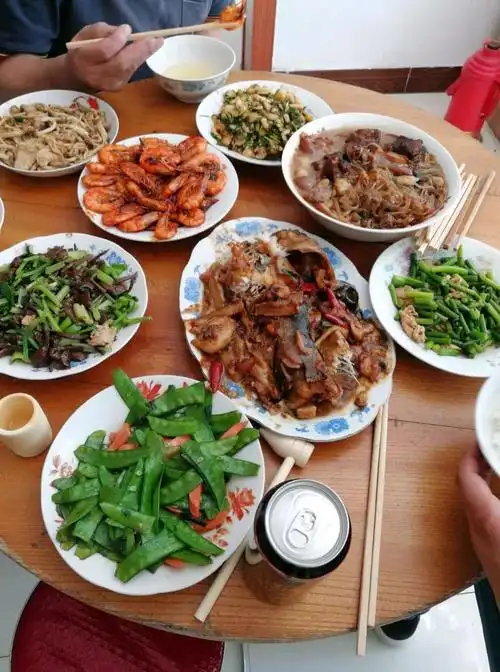 过节了,回到家看到妈妈准备的一大桌菜让我们一边吃