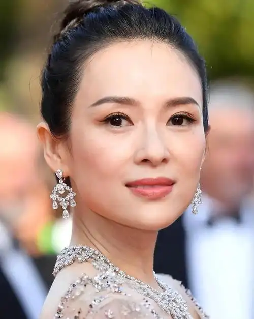 《酱园弄》杀青宴上,章子怡哽咽感谢导演,多年依然她