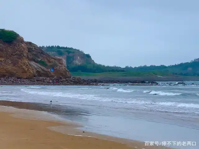 青岛石老人海水浴场,金色的沙滩,浩淼的大海,云雾缭绕的青山