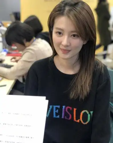 乔欣素颜太真实,晒小包防晒霜很可爱,工作一脸乖巧坐姿实力圈粉