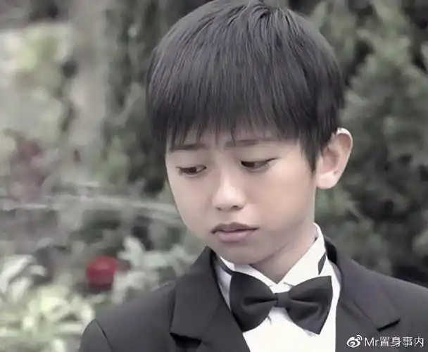 小时候蔡徐坤挺帅的,但咱也不能睁眼说瞎话,下巴确实有点短了.