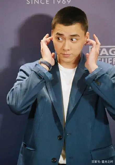 李易峰寸头造型亮相,被卡拉当众"摸头杀"