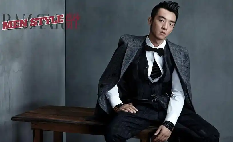 郑恺高冷写真曝光 神情冷峻酷帅有型