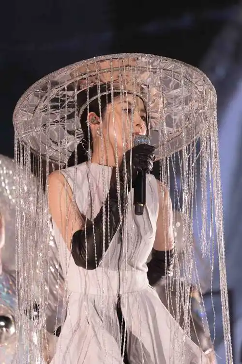 kelly陈慧琳全新国语新歌《谢谢你陪我那么久》 演唱会上海站首唱_歌