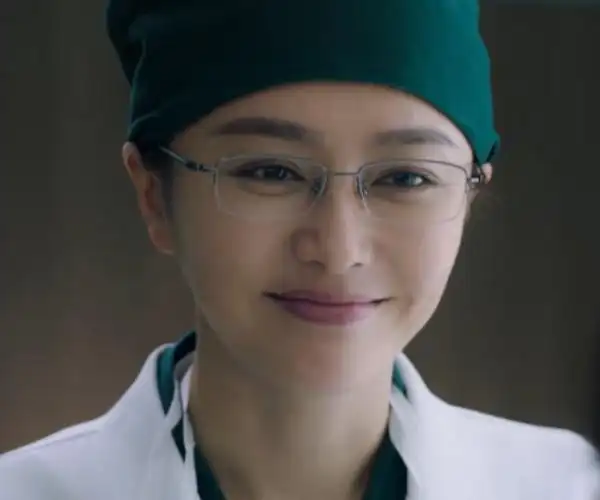 《唐医生》秦岚很美很有气质,演技也不错,但感情线太狗血了
