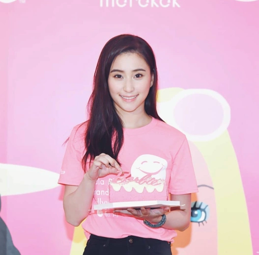 何鸿燊离世周年四妻房不聚首何超莲晒照纪念赌王家族越发低调