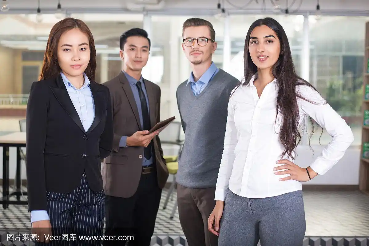 自信年轻的四人创业团队