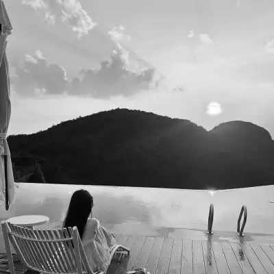 女图背影唯美头像黑白