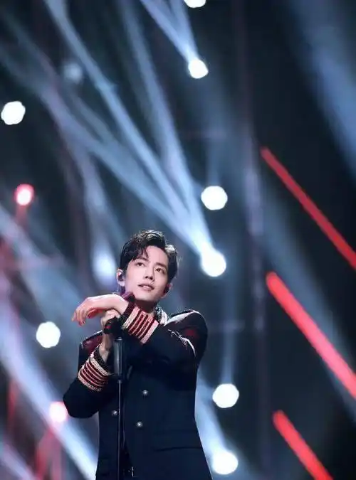 肖战:要这样吗?(握拳挥一挥)坚信,哈哈哈.