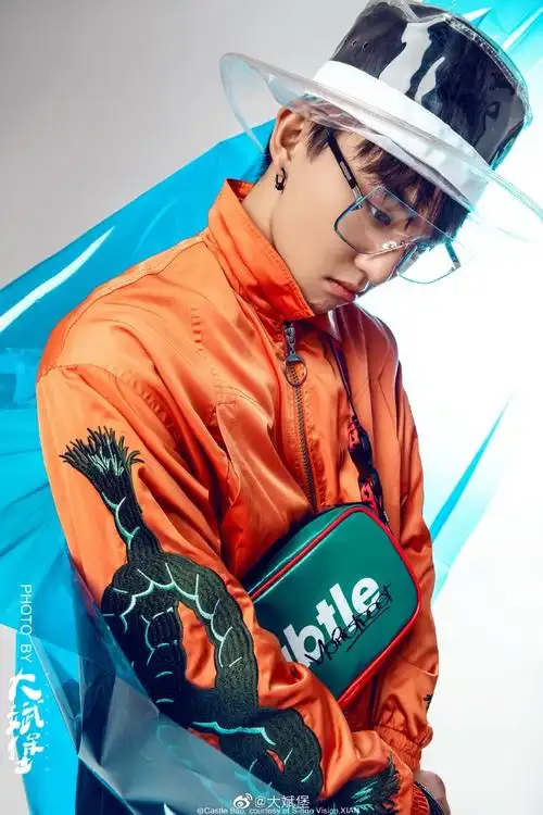 p>郑伟,2000年12月18日出生于北京市,中国内地影视男演员,就读于南京