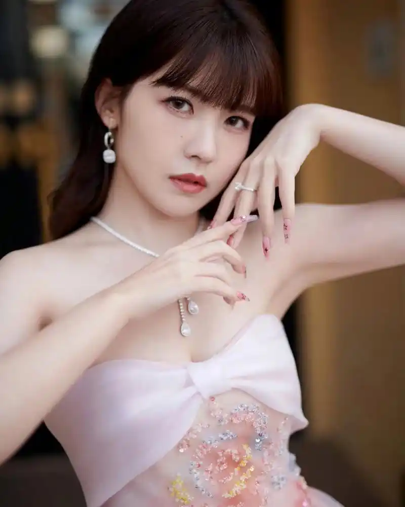 赖美云# 春日樱花抹胸裙,甜美温柔,娇艳欲滴