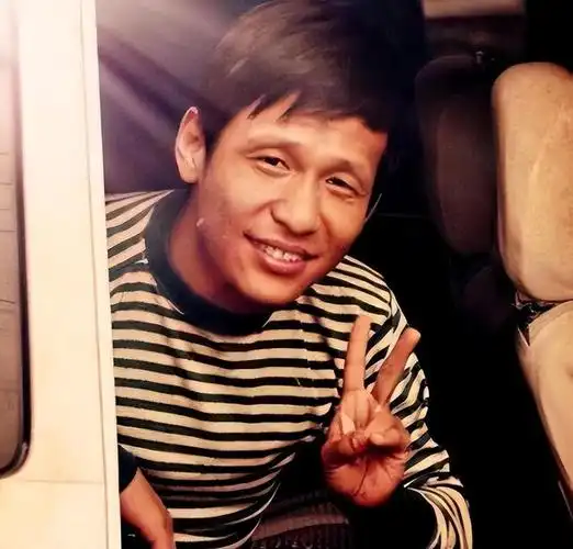 也许是看到这样瘦骨嶙峋的年轻人不忍心拒绝,最终宋小宝还是留在了