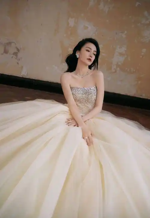 angelababy杨颖微博夜双现身,梦幻公主和夜天使一起出镜