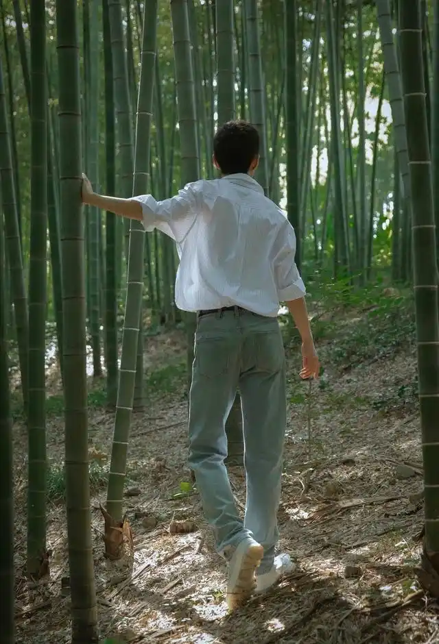 工作室晒肖战竹林写真花絮,睫毛修长侧颜迷人,休息间隙秒变男孩|肖战