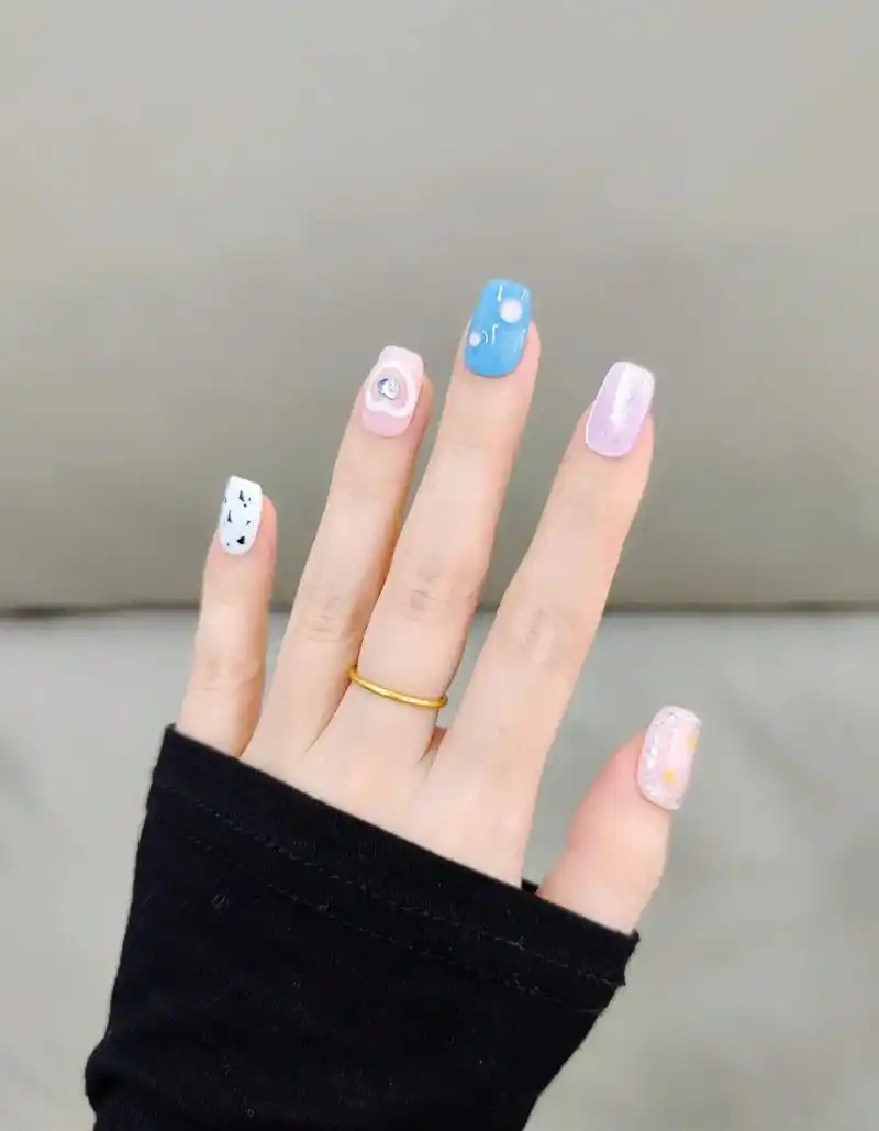 短指甲姐妹们夏天试试这个甜酷风美甲