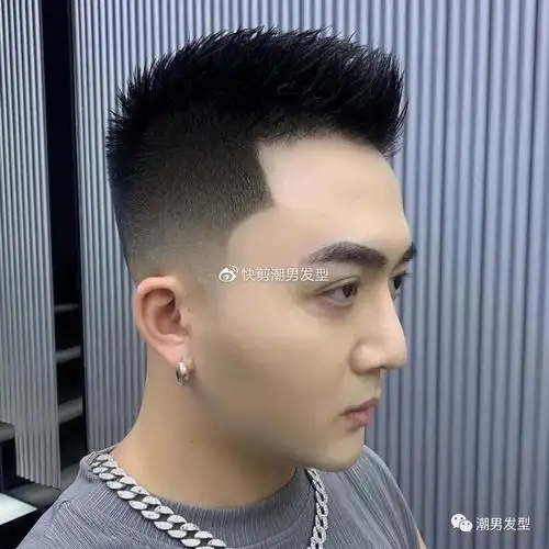 今天阿潮再来讲讲这款短发,这款发型比较适合追求清爽个性短发的男生
