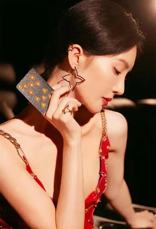 隐瞒了我们14年!原来金晨的亲生父亲竟是他,难怪女儿能大红大紫