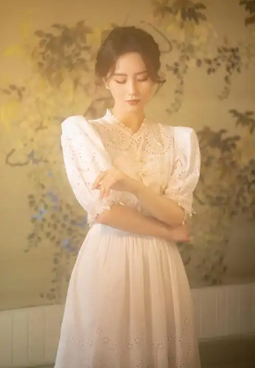 刘诗诗白色镂空连衣裙优雅性感写真