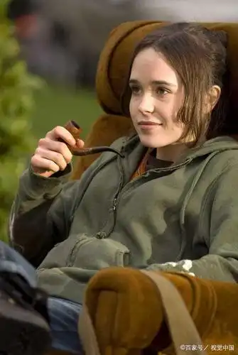 演员艾伦佩吉首晒泳装照,胸部平坦还有腹肌,疑似"变性"成功