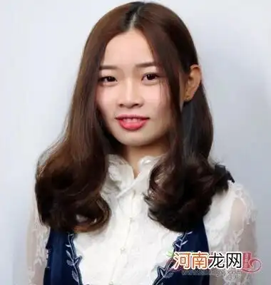 女生八字刘海梨花头的头型,将前额上的头发制成膨松内扣卷头发,后面的